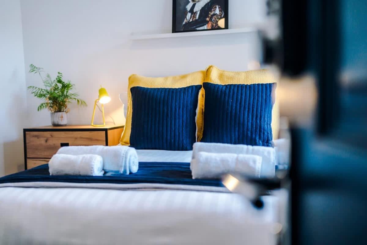 Barton House - Sleeping 10 Villa Manchester Ngoại thất bức ảnh
